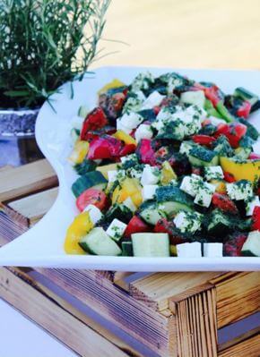 Ihre Gäste sind größtenteils vegetarisch / vegan? Schick aufbereitete Salatteller bereiten wir gerne für Ihre Veranstaltung vor. Rufen Sie uns an: 02871 - 26 10 41 Frischer Salat mit Feta.