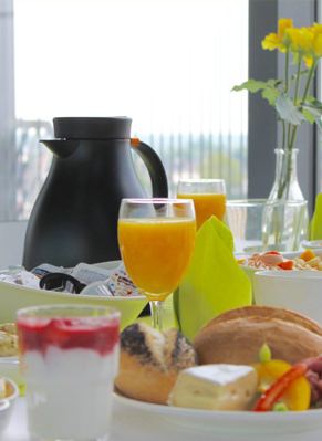 Unser regelmäßig stattfindendes Frühstücksbuffet ist nicht nur für schick anzusehen - auch Ihr Gaumen wird Ihnen den Besuch danken. Jetzt gleich anmelden! Frühstückstisch mit Brötchen, Käse, frischem Orangensaft, Kaffee als auch Quark mit Erdbeersoße. Frischer Kaffee wird ebenfalls aus Thermoskannen zur Verfügung gestellt.